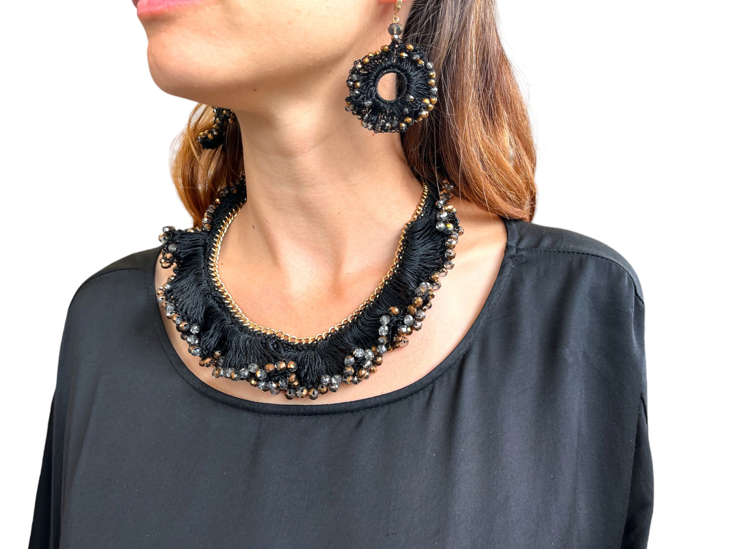 Collana corta di fili intrecciati e vetro